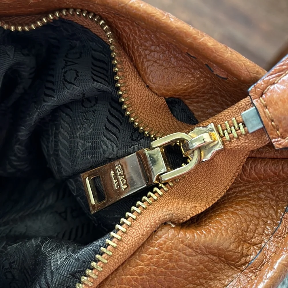 Authentic Prada very large leather vintage bag. - Picture 9 of 16